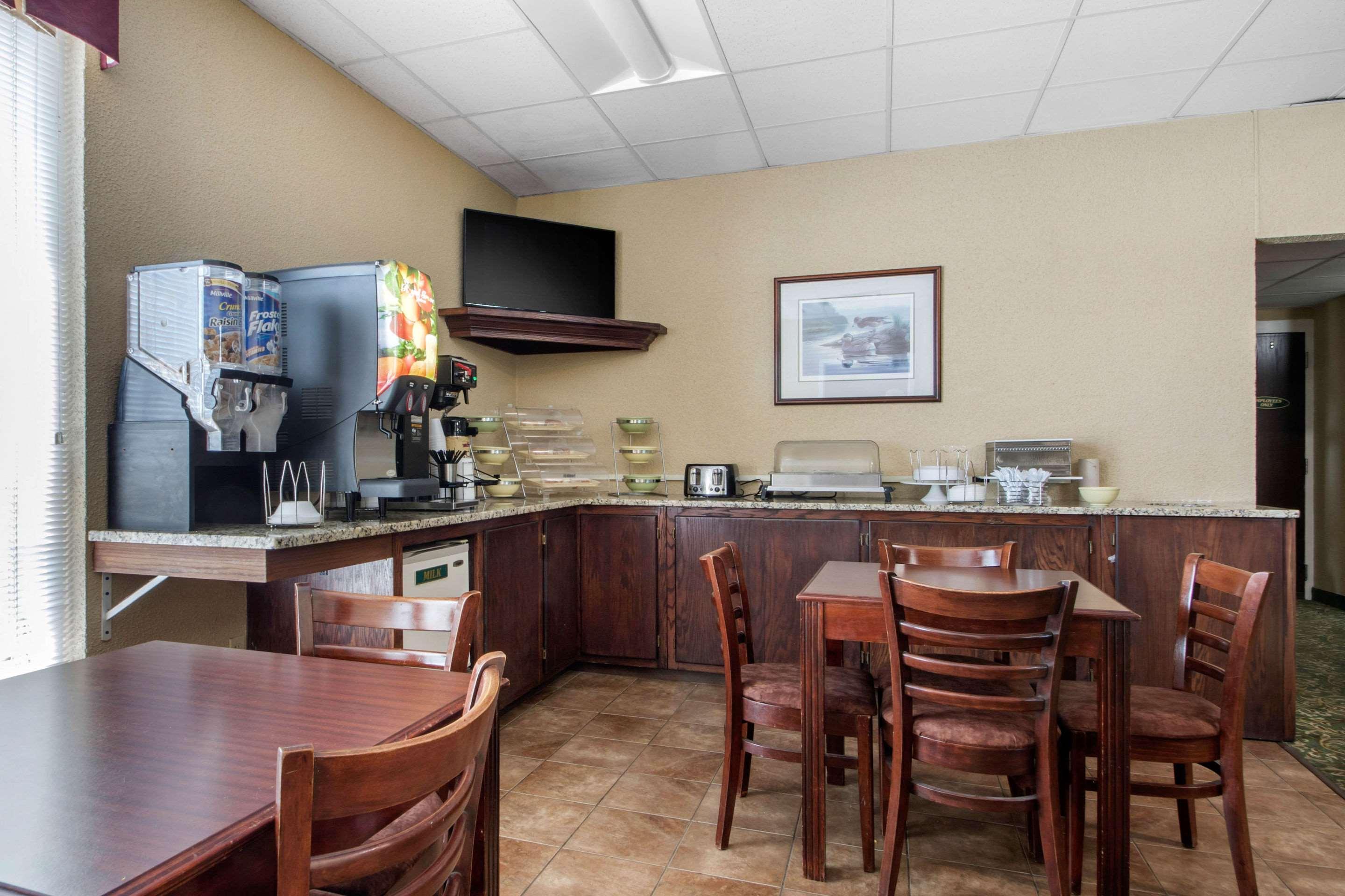 Econo Lodge Wisconsin Rapids Exterior photo